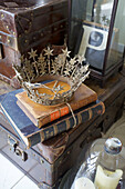 Silberne Krone und gebundene Bücher mit Vintage-Etui und Buchstabe P in viktorianischer Villa in Kent, England, UK