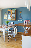 Wandschrank über dem Tisch in der Küche eines Strandhauses auf Hayling Island, Hampshire, England, UK
