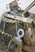 "Verwitterter Hummerpott und Schild mit der Aufschrift Gone Sailing"" an der Außenseite eines Strandhauses auf Hayling Island, Hampshire, England, UK"""