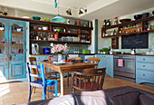 Küchentisch und -stühle mit offenem Regal in einem Haus in Hackney, London, England, UK