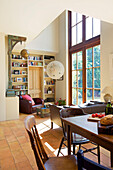 Offener Wohnbereich mit Esstisch aus Holz und Glastüren in einem Haus in Hackney, London, England, UK