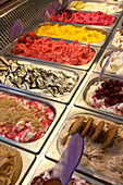 Verschiedene Eissorten in Brighton, Sussex, England, UK