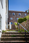 Treppe mit Handlauf und altem Stein außen Dartmouth Devon UK