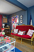 Upcyceltes Sofa und gerahmter Union Jack in einem Haus in Tenterden, Kent, Großbritannien