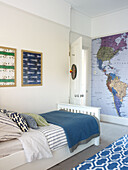 Blaue Decke auf Einzelbett in Jungenzimmer mit großer Wandkarte in London home England UK