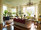 Zimmerpflanzen und Sitzgelegenheiten im großen Salon eines Londoner Stadthauses, UK