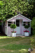 Rosa Gartenhaus im Garten eines Hauses in Epsom, Surrey, Großbritannien