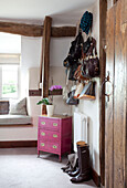Blick durch die Tür zum Wohnzimmer mit Taschen in einem Fachwerk-Cottage in Cotswolds UK