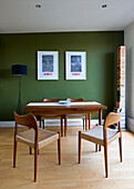 Dänischer Esstisch und Stühle aus den 1950er Jahren in einem Haus in London (UK)