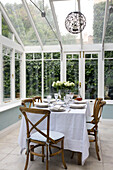 Tisch für sechs Personen im Wintergartenanbau eines klassischen Hauses in Tyne & Wear, England, Vereinigtes Königreich