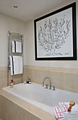 Großes Kunstwerk über der Badewanne in einem klassischen Haus in Tyne & Wear, England, UK