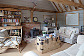 Sitzecke mit Bücherregal im Wohnzimmer eines Bauernhauses in Kent, England, UK