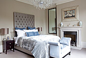 Hellblaues Mobiliar mit geknöpftem Kopfteil in einem klassischen Londoner Schlafzimmer, UK