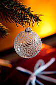 Weiße Glitzerkugeln hängen am Weihnachtsbaum in einem Haus in London, UK