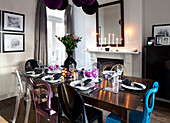 Tisch für acht Personen im Esszimmer eines modernen Londoner Hauses, UK