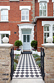 Originaler Eingangsweg zur Haustür eines Hauses aus rotem Backstein in London, UK