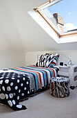 Funky Bettbezug in einem Dachgeschoss-Schlafzimmer, modernes Haus in London, UK