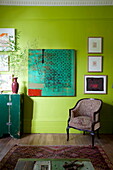 Kunstwerk mit Sessel im Wohnzimmer eines Hauses in London England UK
