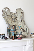 Figuren und ein Spiegel auf einem Kaminsims in einem Londoner Stadthaus, England, Vereinigtes Königreich