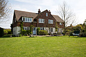 Gartenmöbel auf einer Terrasse im Garten eines freistehenden Hauses in Sussex, England UK