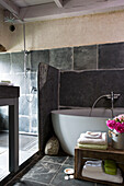 Duschkabine mit freistehender Badewanne in einem Schieferbad in einem bretonischen Landhaus, Westfrankreich