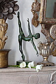 Figur einer nackten Tänzerin mit einstieligen Rosen in einer Wohnung in Mougins, Alpes-Maritime, Südfrankreich