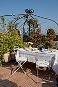 Pergola und Tisch aus Metall auf der sonnigen Terrasse einer Wohnung in Mougins, Alpes-Maritime, Südfrankreich