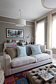 Zweisitziges Sofa im Wohnzimmer eines Hauses in London, England, UK