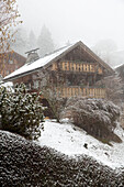Hölzernes Berghaus im Schneesturm, Chateau-d'Oex, Waadt, Schweiz