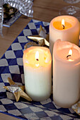 Angezündete Kerze auf blauem und weißem Tablett mit sternförmigem Ornament in einem Haus in den Chilterns, England, UK