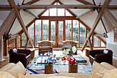 Geräumiges Wohnzimmer mit Holzbalkendecken in einem Haus in den Chilterns, England, UK
