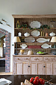 Serviergeschirr auf einer Küchenkommode in einer Bauernhausküche, UK