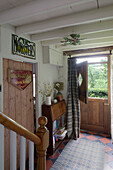 Offene Stalltür mit Vorhang im Flur eines Cottage in Ceredigion, Wales UK