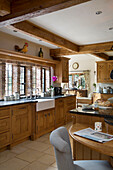 Spülbecken und Geschirr an Backsteinfenstern in einer Holzeinbauküche in London, UK