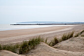 Windgepeitschte Sanddünen auf Camber Sands East Sussex England UK