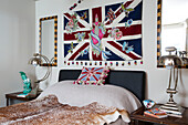 Union-Jack-Flagge über einem Doppelbett mit passenden Chromlampen in einem Haus in London, England, Vereinigtes Königreich