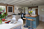 Küchengeschirr in einer Landhausküche mit Balken und Insel in einem britischen Bauernhaus