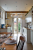 Gedeckter Esstisch in der Küche mit Lichterketten in Dronfield home Derbyshire England UK