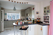 Hocker an der Frühstücksbar in der offenen Küche des Hauses Laughton Sheffield UK