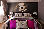 Großer Schwarz-Weiß-Druck über dem Doppelbett mit antikem Zweisitzer-Sofa Londoner Stadthaus England UK