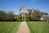 Topiary und Buchsbaumhecken mit Kiesweg auf dem Gelände von Warminster Landhaus Wiltshire England UK