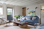 Hellblaues Sofa mit Couchtisch aus einer alten Tür im Wohnzimmer von East Dean in West Sussex UK