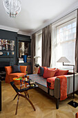Orangefarbene Stoffe im Wohnzimmer eines Londoner Stadthauses UK
