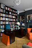 Schreibtisch und Bücherregal aus dunklem Holz in einem Londoner Stadthaus, UK