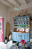 Hellblaue Küchenkommode mit einer Sammlung von dekorativen Tellern in einem Stadthaus in Ithaka aus dem 18