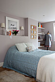 Schneiderpuppe im Einzelzimmer mit hellblauem Bezug in einem Einfamilienhaus in South West London UK