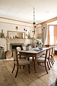 Esstisch und Stühle aus Holz in Arundel home West Sussex England UK