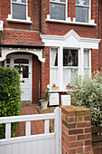 Geflieste Veranda und Terrakotta-Pfad an der Außenseite eines Londoner Backsteinhauses England UK