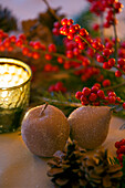 Beleuchtetes Teelicht und Beeren mit gezuckerten Birnen im Haus in Kent, England