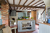 Kochinsel in offener Balkenküche eines unter Denkmalschutz stehenden Landhauses (Grade II) Hampshire England UK